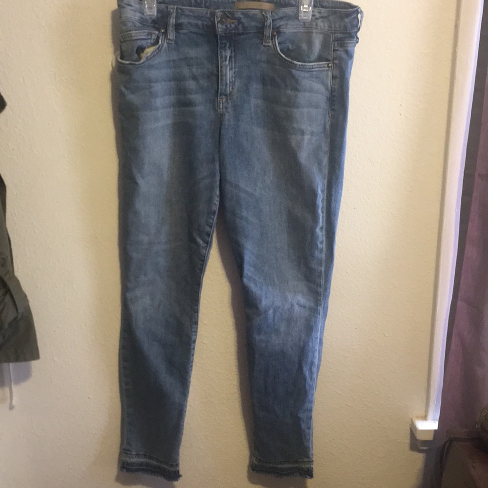 Frayed hem jeans